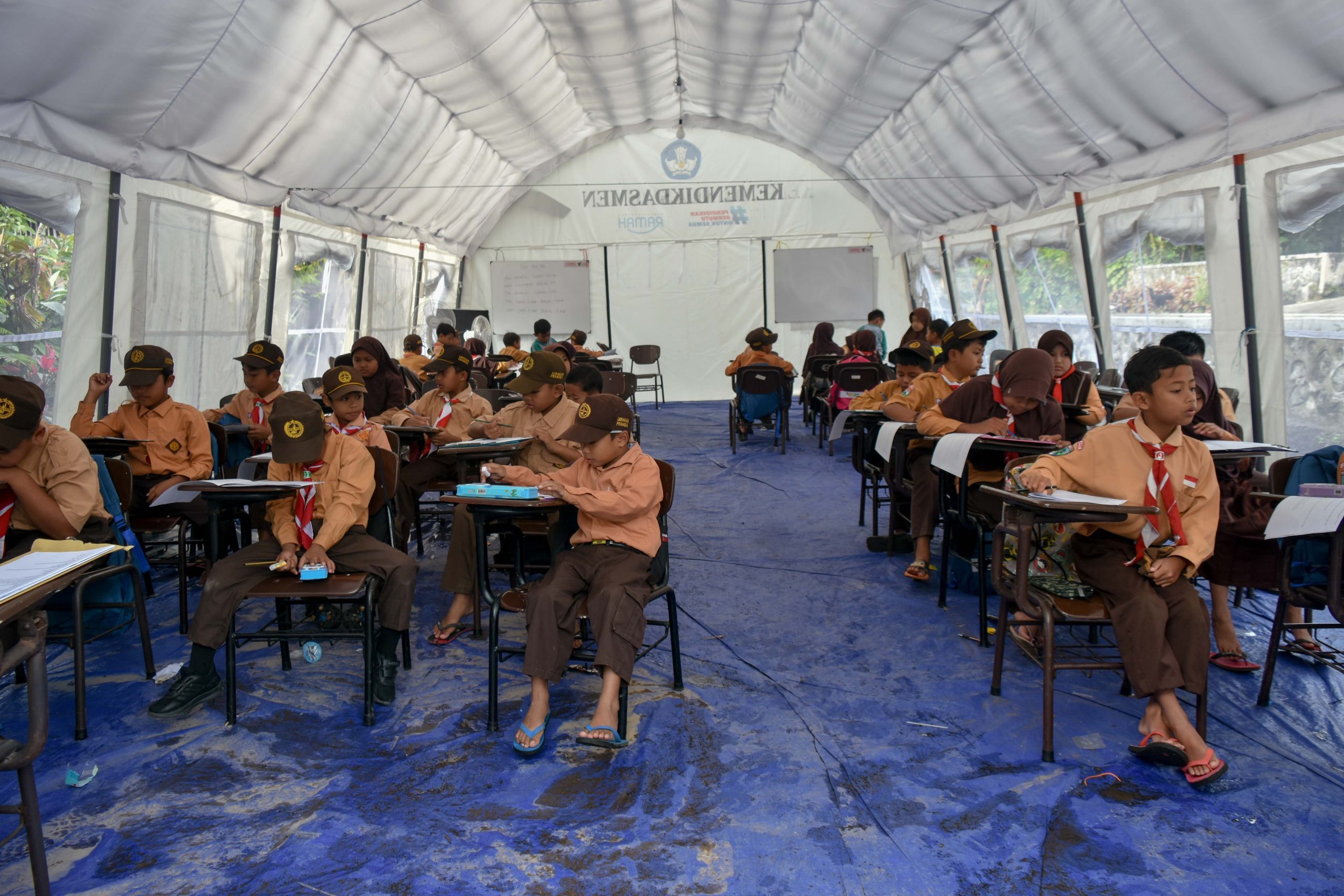 Sekolah darurat Semeru