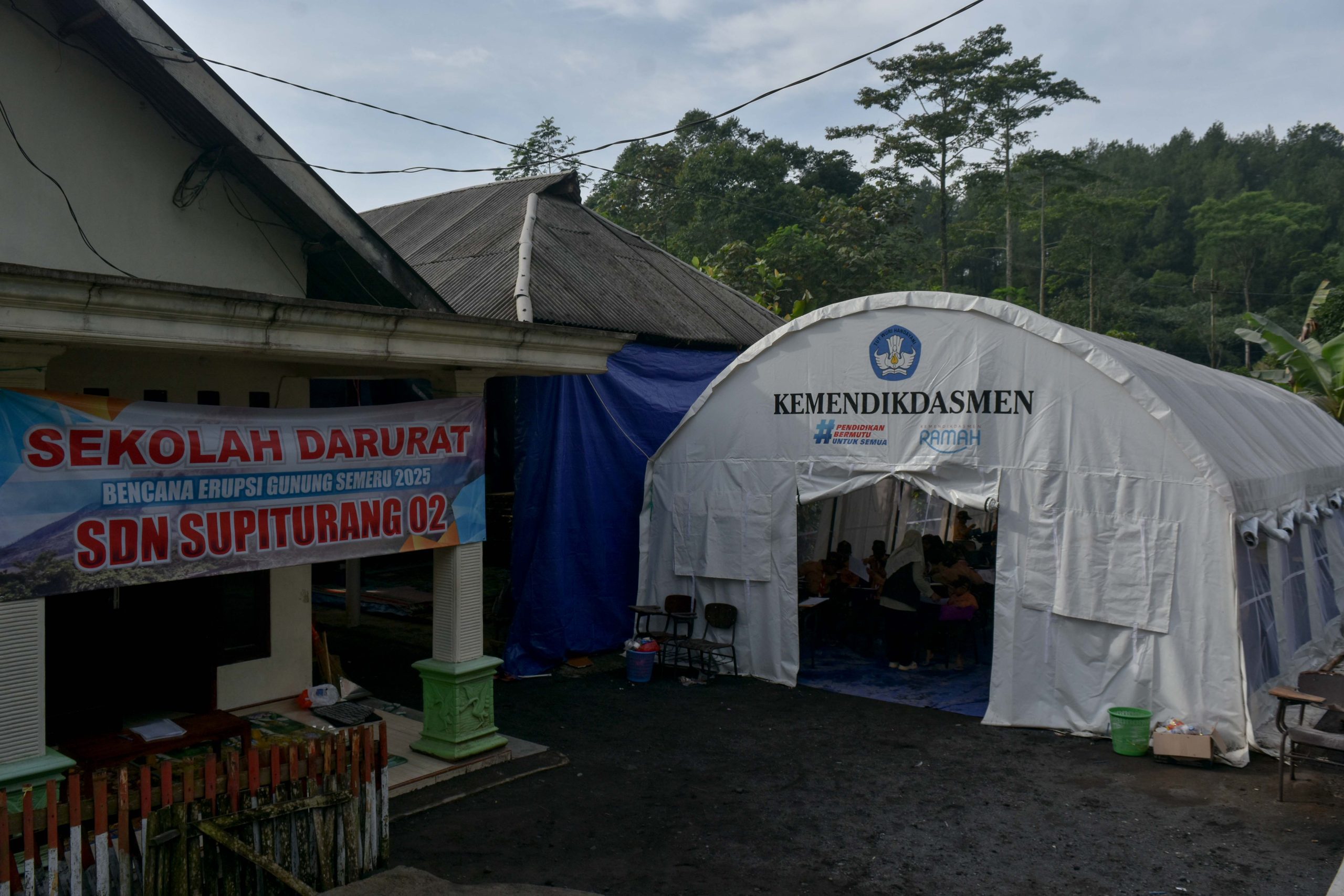 Sekolah darurat Semeru